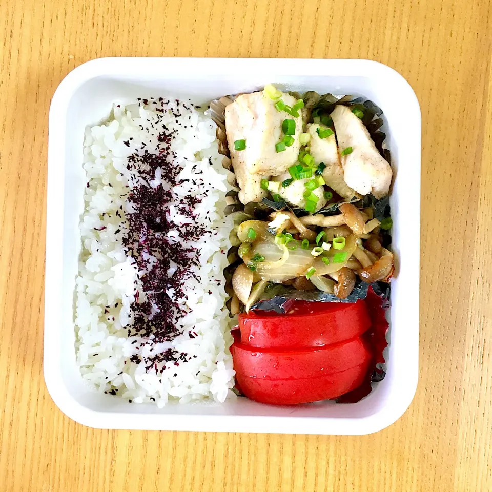 今日のお弁当♬ 鶏胸としめじ玉葱のバターコショウ炒め トマト|walnutさん