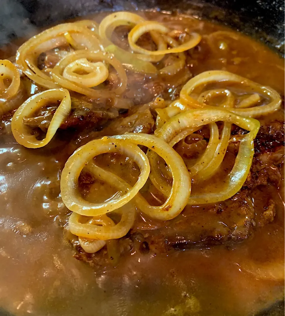 Sizzling Rib Eye Steaks with homemade gravy, and topped sautéed with onions. Delish 🤤|Alma's Home Kitchenさん