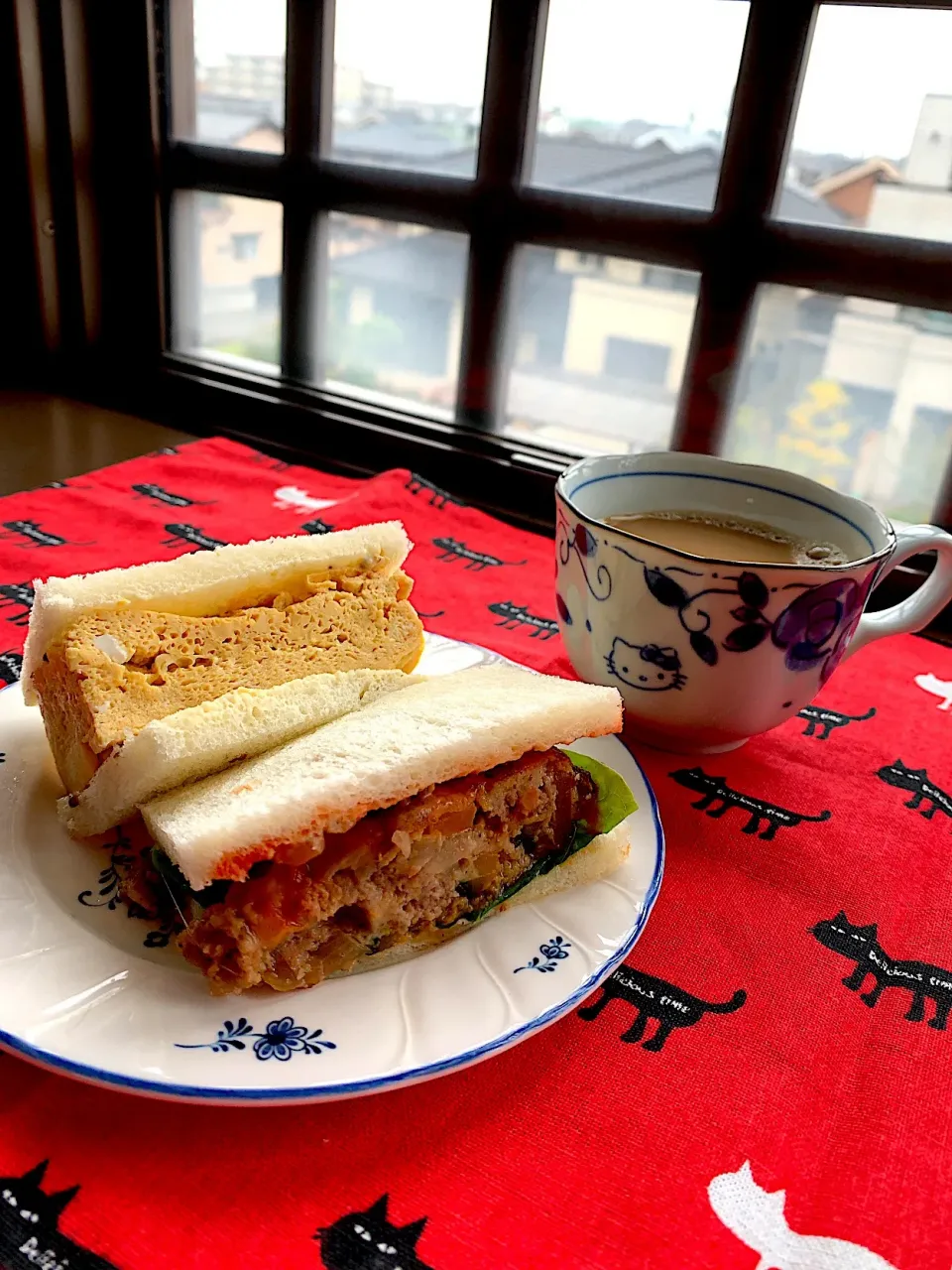 エッグサンドとハンバーグも挟んだよ☘️曜日ミス💧まだ木曜日です〜|ビーグルさん