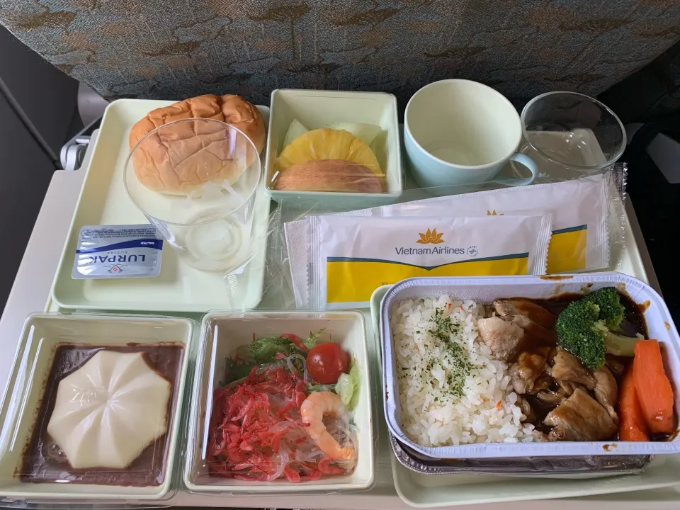 ベトナム航空の機内食|Morito Kamiyaさん