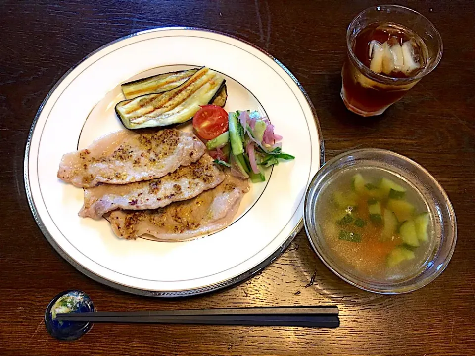 豚肉のマスタード焼き
グリルドナス
紫玉ねぎとキュウリのマリネ
キュウリとトマトのコンソメスープ|カドラさん