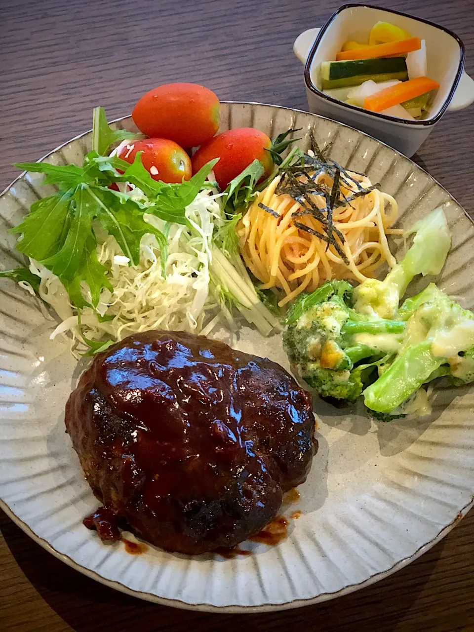 Snapdishの料理写真:晩ご飯#ハンバーグ #たらこスパゲッティ #ブロッコリーのチーズ焼き#ピクルス|natsu727さん