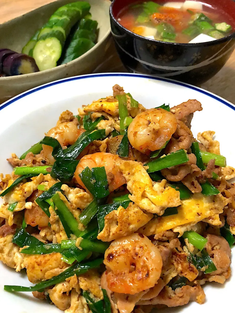 海老と豚肉のニラ玉炒め トマトとオクラと豆腐の中華スープ|ミウトおかんさん