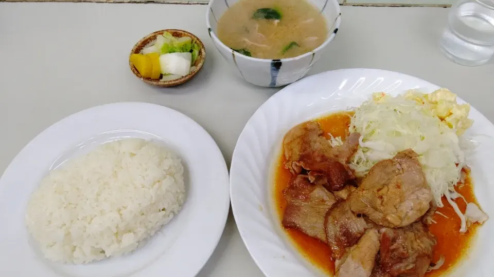 Snapdishの料理写真:夕飯は生姜焼定食|アクちゃんさん