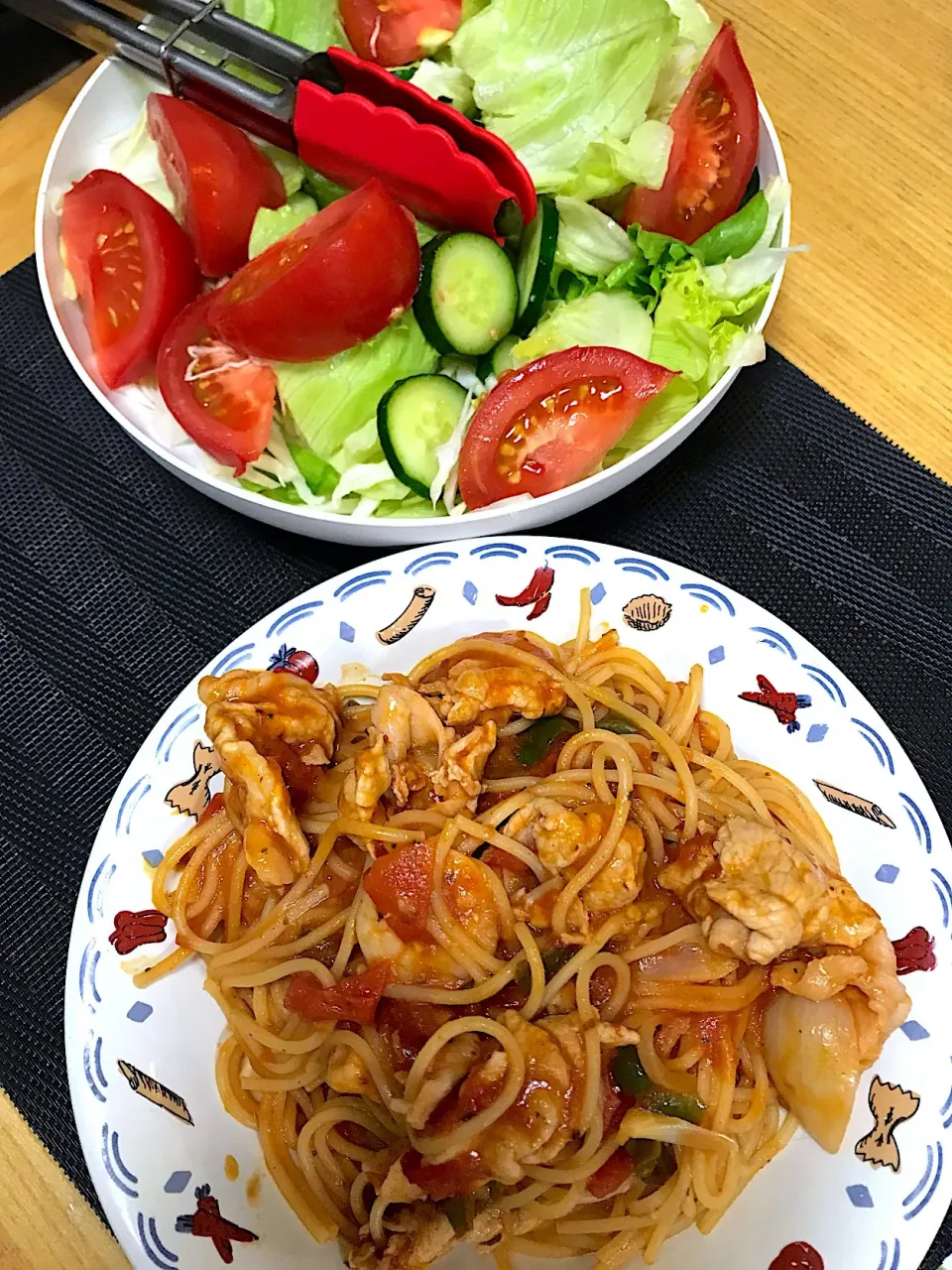 Snapdishの料理写真:生トマトinトマトソースパスタ
朝採りトマトいただきました。|侑子さん