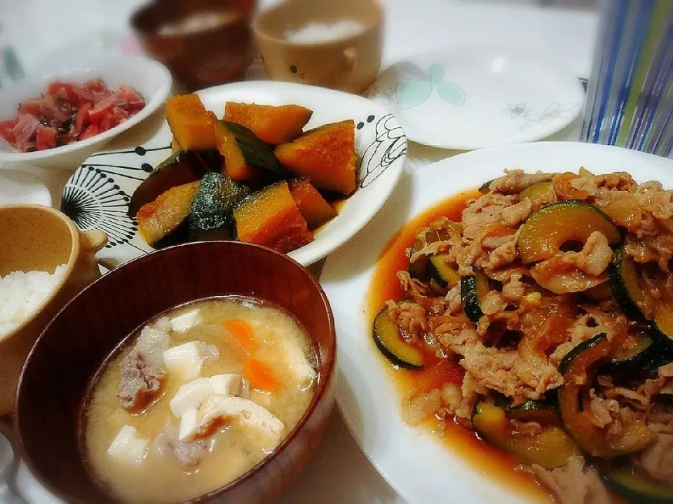 夕食(^ー^)
豚バラとズッキーニと玉ねぎの甘辛焼き
かぼちゃの煮物
トマトの塩昆布サラダ
豚汁|プリン☆さん