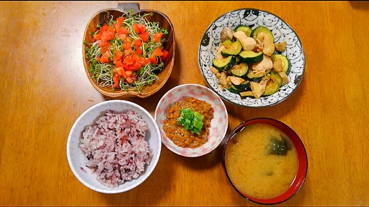 Snapdishの料理写真:７月２日　鶏むね肉とズッキーニのゆず胡椒炒め　納豆　サラダ　なめことわかめのお味噌汁|いもこ。さん