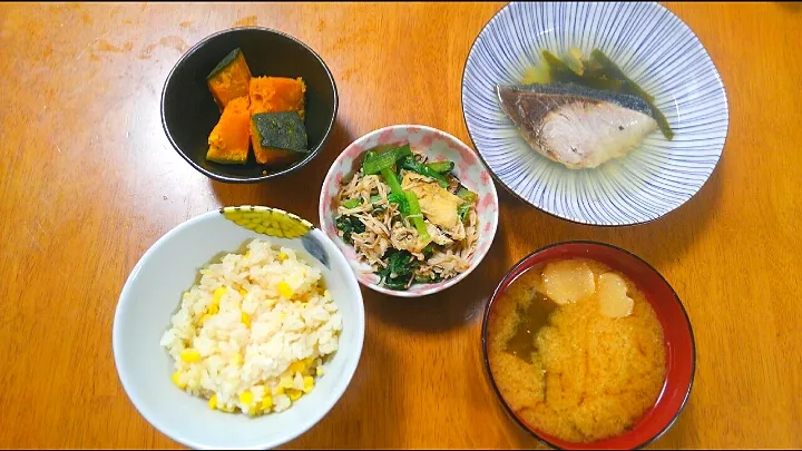 ７月３日　とうもろこしご飯　鰤の酒塩煮　小松菜とえのきと油揚げの和え物　かぼちゃの塩煮　お麩とわかめのお味噌汁|いもこ。さん