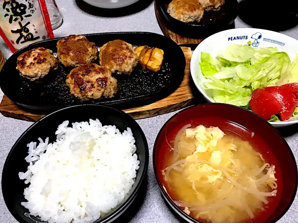 Snapdishの料理写真:ヤッターー控えめだけどポテトがのってるー #夕飯 白米、牛豚おから宮のタレハンバーグ、ポテト、玉子もやし味噌汁、トマトレタスサラダ(藻塩とマヨで)|ms903さん