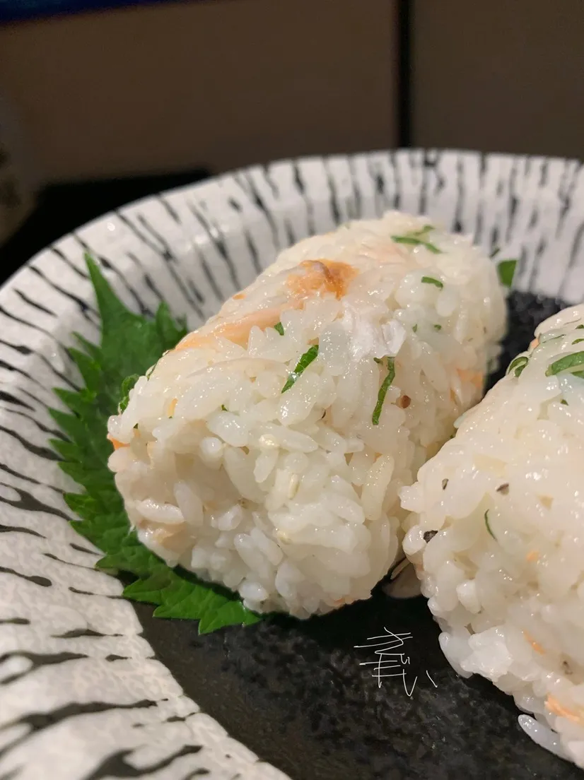 鮭の梳き身と大葉の俵おにぎり。2019.7。|FU-TEN 古原貴大さん