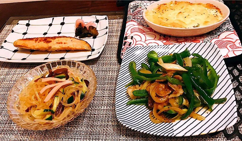 Snapdishの料理写真:胡麻油が香る簡単春雨サラダ🥗豆腐グラタン、豚ピーマン玉葱レモンパター醤油炒め（レモン酢🍋入り）焼き鮭|mさん