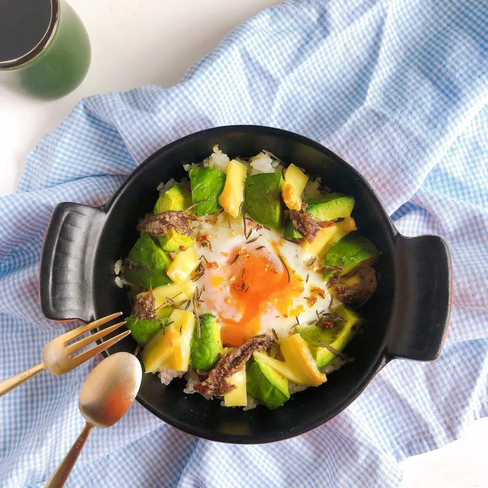 アボカドとアンチョビのごま油ごはん🍚🥑🧀|sakiさん