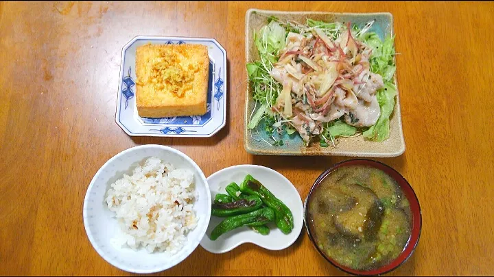 Snapdishの料理写真:７月４日　梅しそ豚しゃぶ　厚揚げ　ししとう　なすとわかめのお味噌汁|いもこ。さん