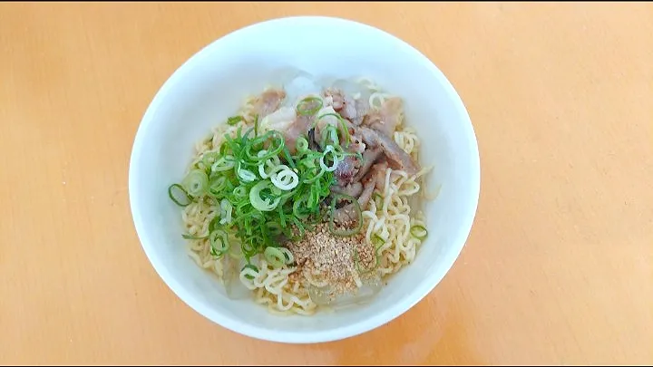 Snapdishの料理写真:💕冷やしサッポロ一番塩ラーメン♡氷を入れて、キンキンに💕|yuiママさん