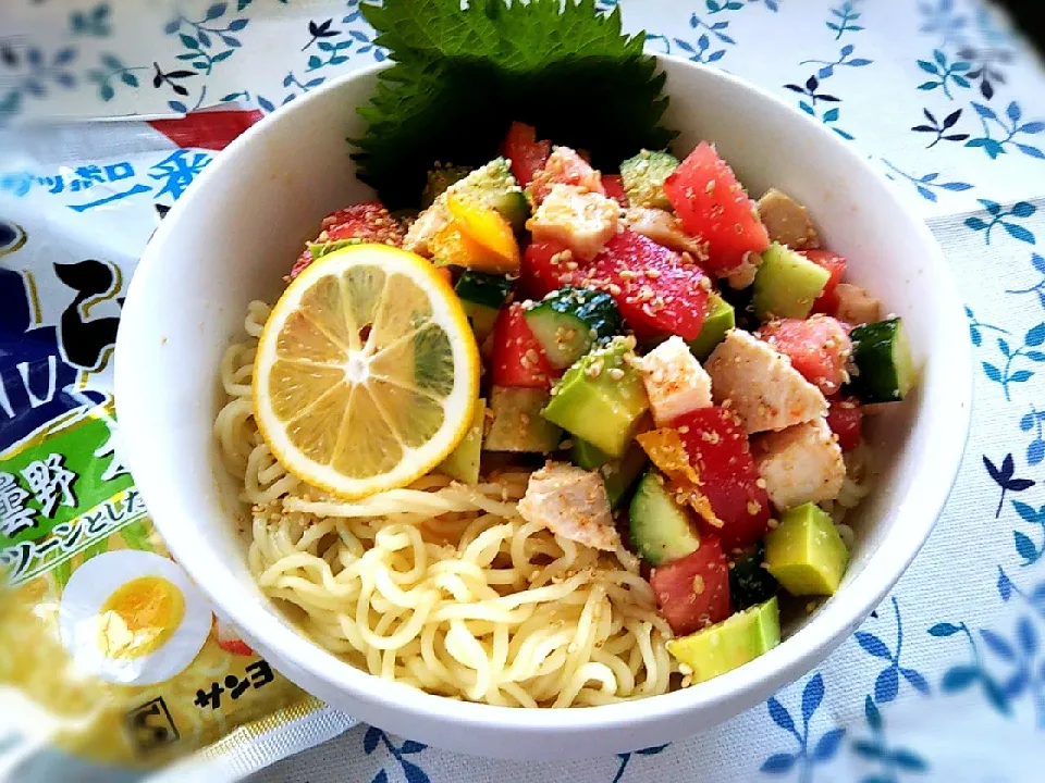 Snapdishの料理写真:サッポロ一番氷冷やし麺/ アボカドと鶏肉のサラダ|のんたかさん