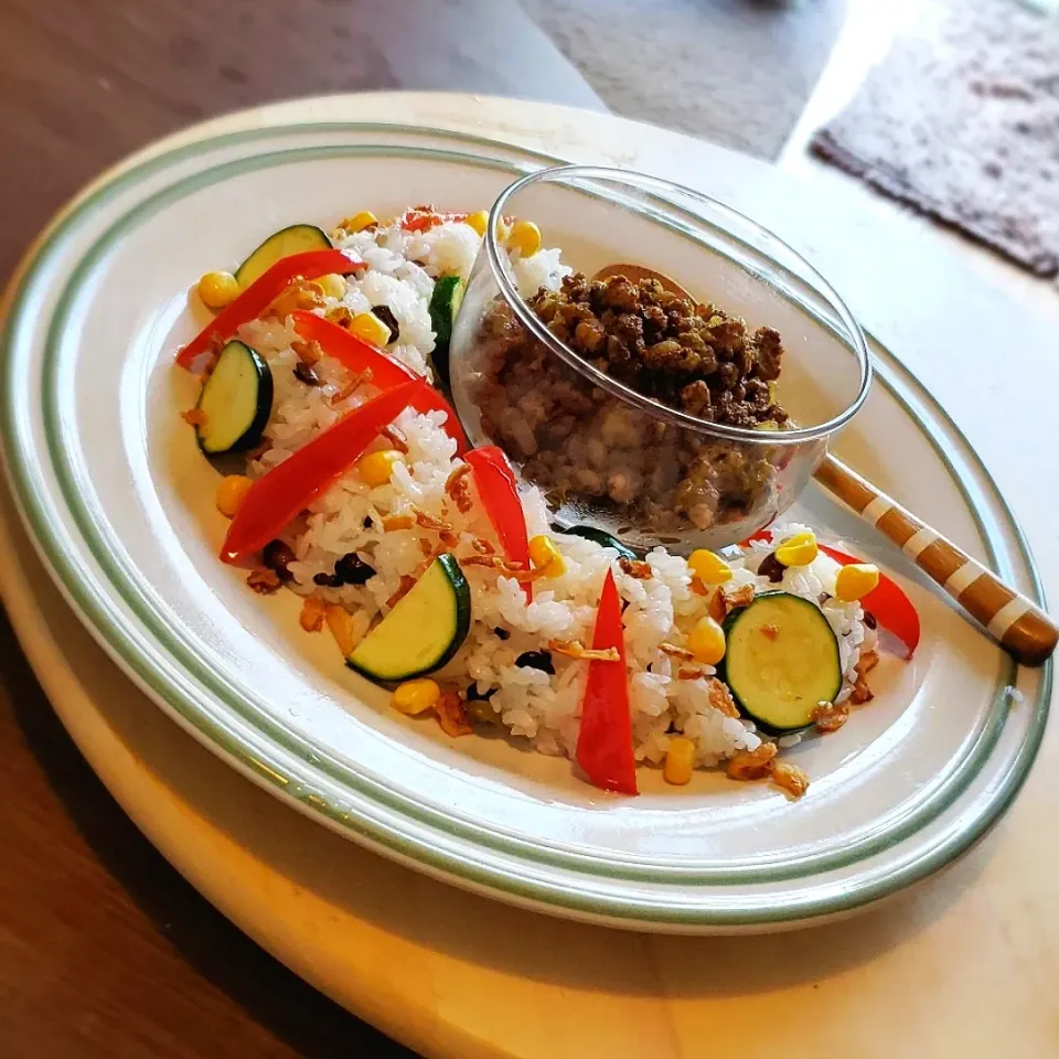 夏野菜と豆と雑穀10種サラダご飯de粗挽きミンチのスパイシードライカレー|mi_neneco♪さん