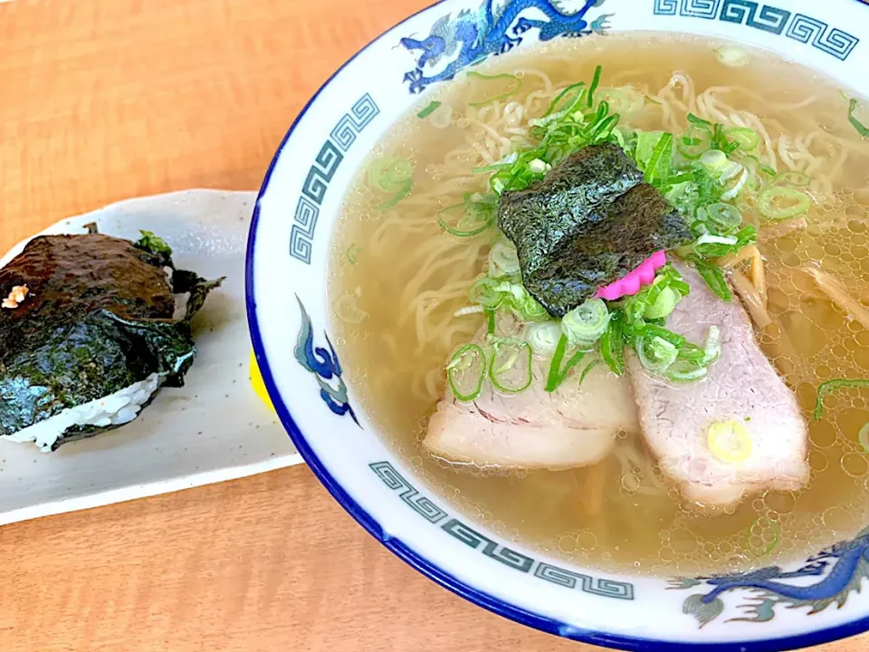 Snapdishの料理写真:塩ラーメン大盛り&鮭おにぎり|きらさん