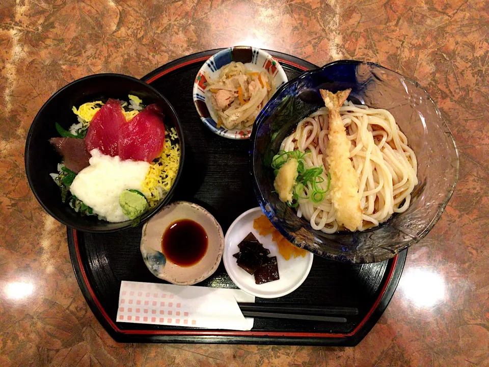 Snapdishの料理写真:おすすめ定食(まぐろトロロ丼と冷やし天ぷらうどん)|ばーさんさん