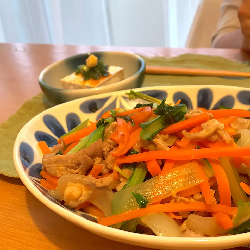 にんじんを長め太めに切ることでよく噛むようにした炒め物。鶏がら味。晩ごはん。|しゅうとうさんさん