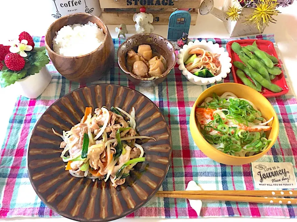 野菜炒め、ぶっかけうどん、鶏肉のごま照り焼き、かにかまときゅうりの酢の物、枝豆|syamさん