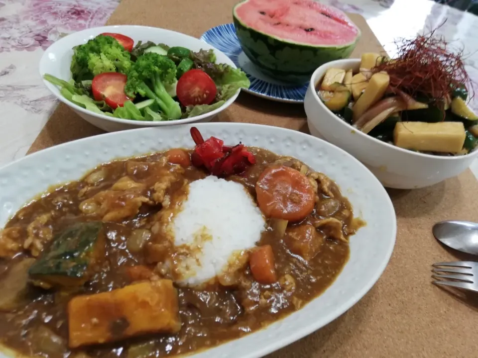 Snapdishの料理写真:令和元年7/12
きょうにのおすすめはかぼちゃカレー🍛と初すいか🍉|たえさん