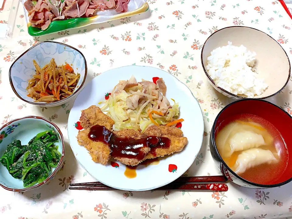 とんかつ、野菜炒め、きんぴら、ほうれん草胡麻和え、スープ餃子|かほさん