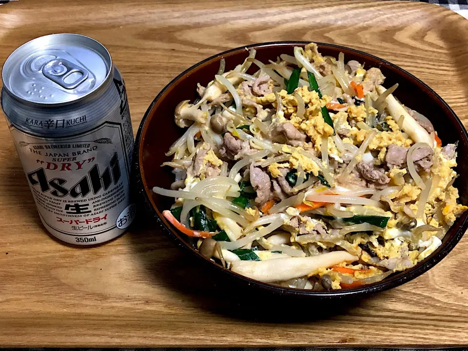 Snapdishの料理写真:今日の夕食
☆肉野菜炒め卵とじ丼
☆ビール🍺|まぁたんさん