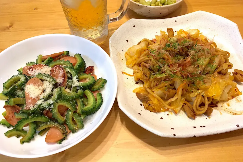 ゴーヤと魚肉ソーセージの炒め物、ホルモン焼きそばのそば少なめ|Kouji  Kobayashiさん