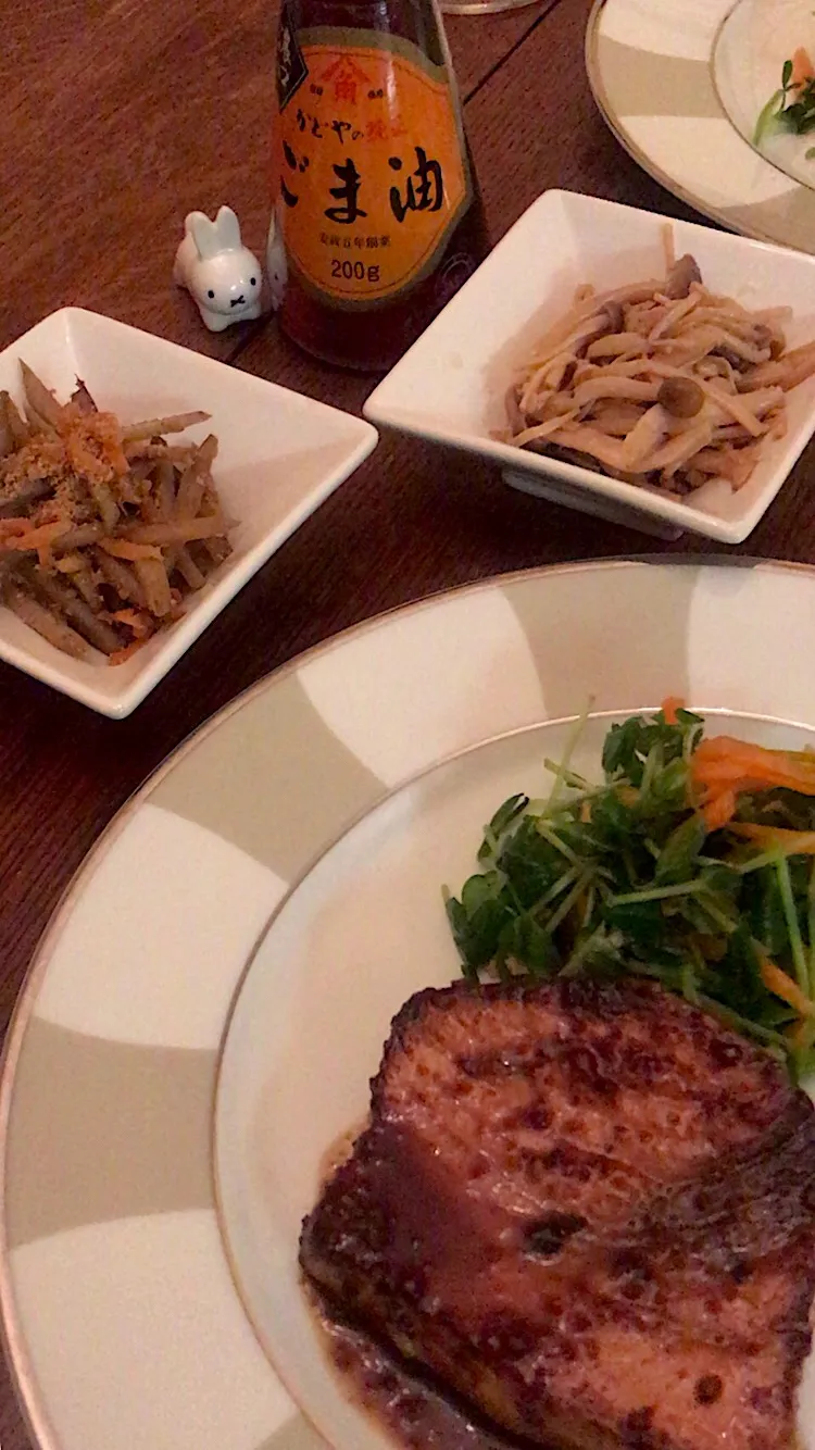 Snapdishの料理写真:#かどやの純正ごま油濃口 を使って #きんぴらごぼう  #きのこのマリネ #豆苗サラダ|小松菜さん