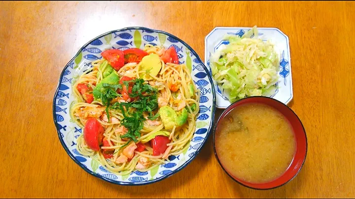 Snapdishの料理写真:７月５日　鮭とアボカドの香味だれパスタ　塩キャベツ　わかめとなめこのお味噌汁|いもこ。さん