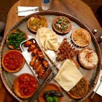 🇹🇷🍗ラム肉の串焼きと手羽元グリル🍗🇹🇷
日本で言うとトレンディーな焼き鳥屋さんのイメージなお店で食べたケバブセット♪♪色んな組み合わせメニューがありました♪♪めっちゃ(≧ω≦)ﾝﾏｰｯかった♪