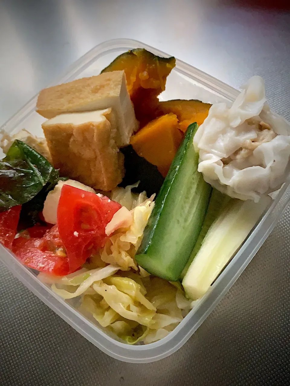 今日のお弁当#私の弁当^ ^
 #トマトのカプレーゼ #ザワークラウト#かぼちゃ煮#シュウマイ#自家製きゅうり#野菜|ゆきっちさん