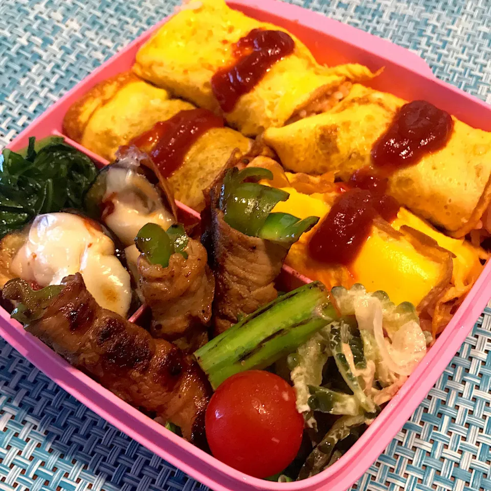 今日のお弁当🍱
ロールオムライス🥚
アスパラソテー
肉巻きピーマン

しっかり食べて
疲れもとってね

今日も気をつけて
いってらっしゃい👋😊|mokoさん