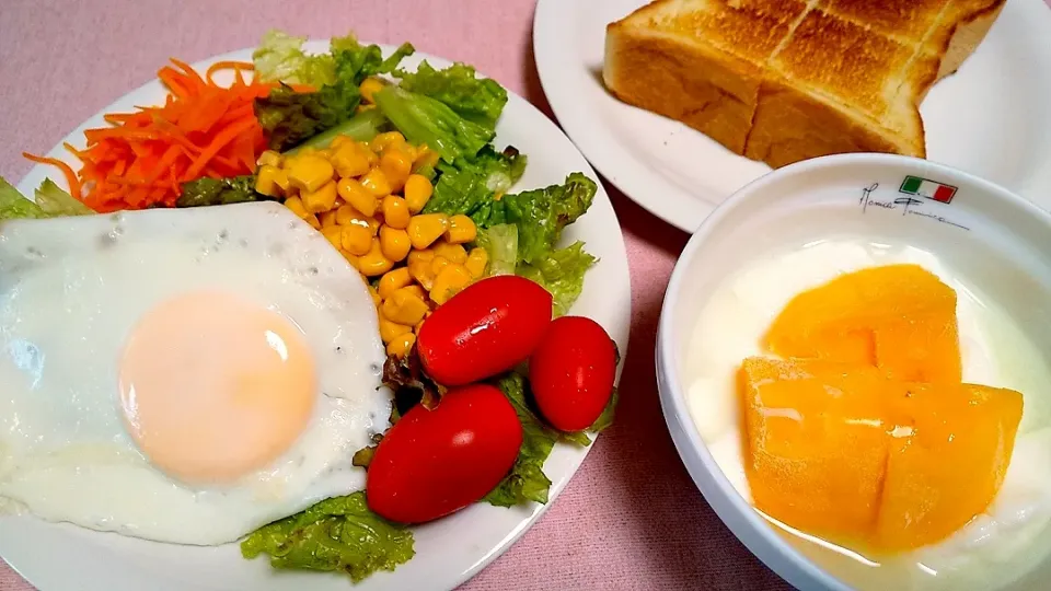 ☆今日の朝パン☆　サラダ　ヨーグルト　　食パン|hamamaさん