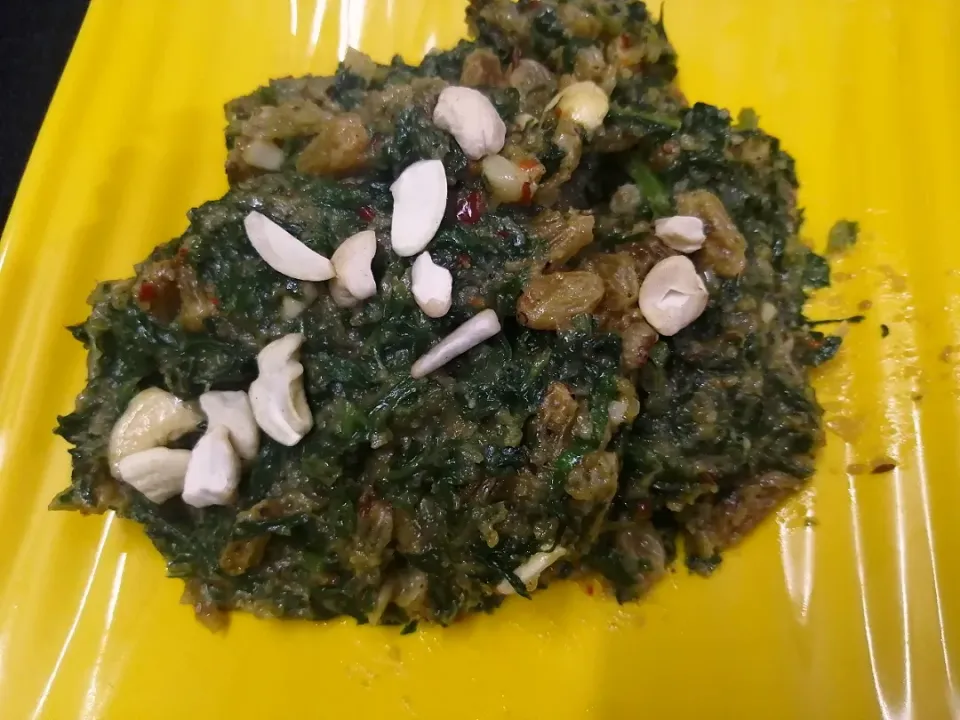 Spinach with cashew and raisins|Sandeep Mehraさん