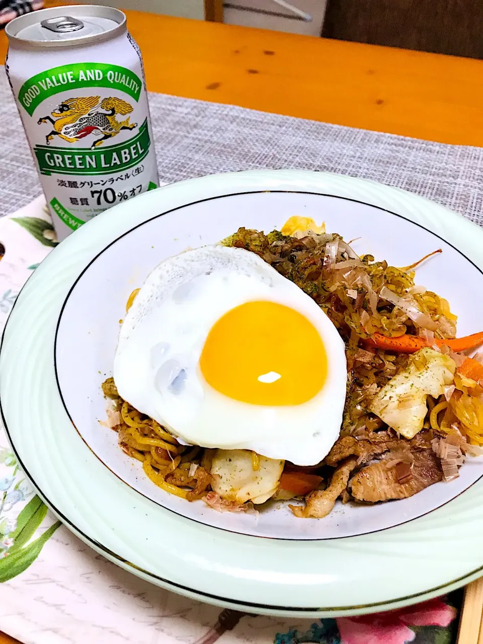 ひとり晩ごはんは焼きそば。目玉焼きのせ。|ちはるさん