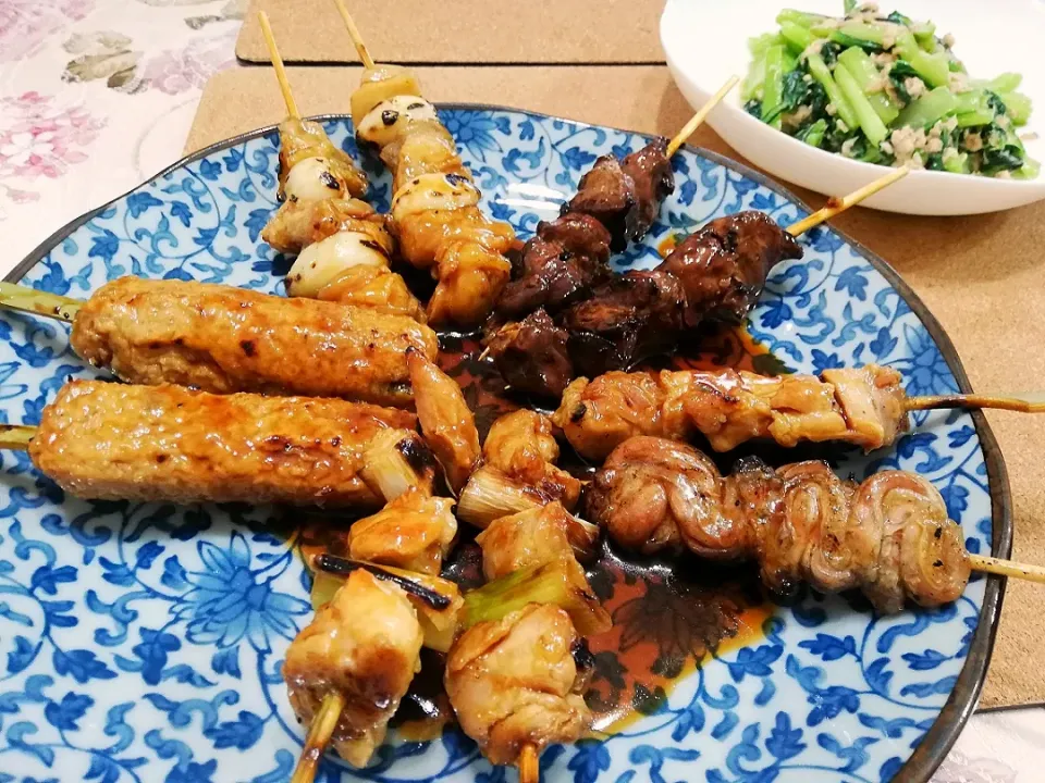 令和元年7/3
板橋鳥新の焼き鳥お持ち帰りと小松菜のサラダ🥗|たえさん