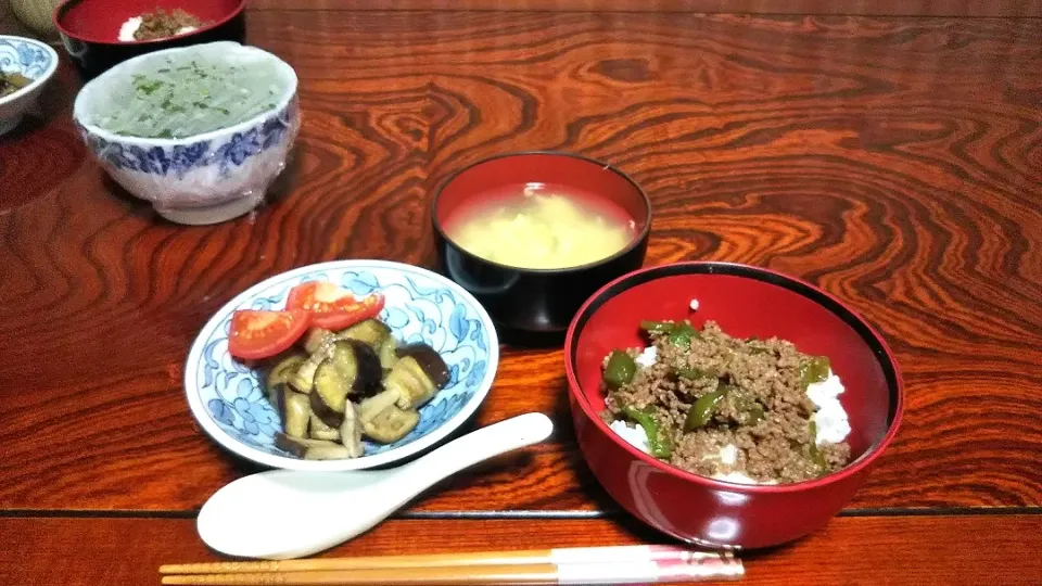 そぼろ丼
卵スープ
エリンギと茄子のガーリック醤油炒め|早紀さん