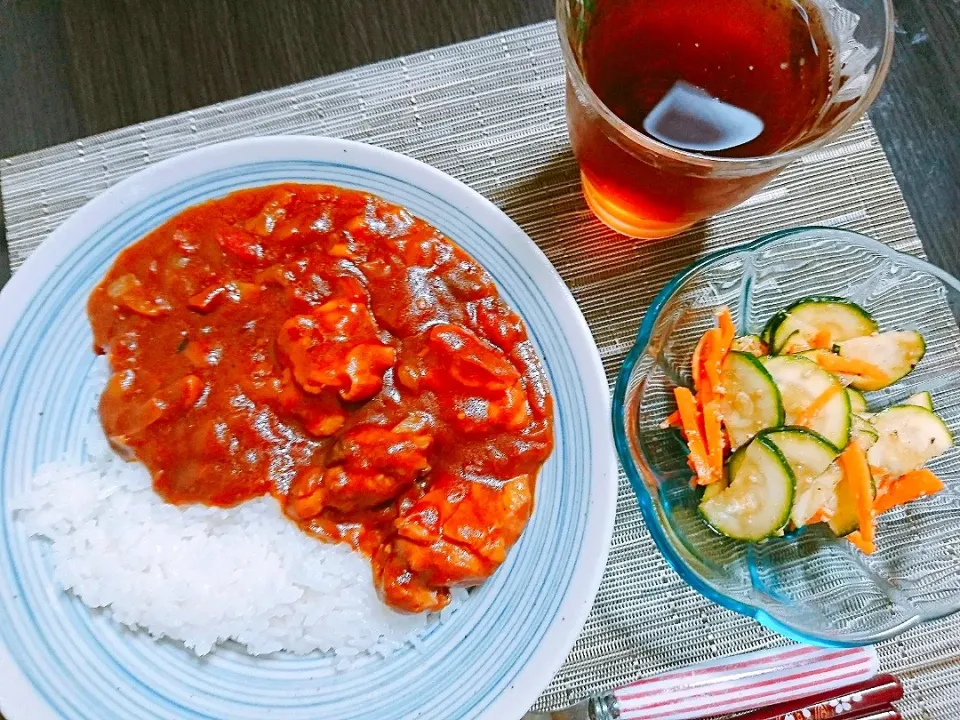 鶏肉とナスのトマトカレー、ズッキーニと人参のサラダ|サトリさん