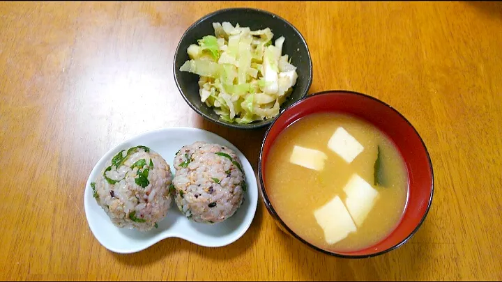 ７月７日　ツナと大葉のおにぎり　塩キャベツ　豆腐と野菜のお味噌汁|いもこ。さん