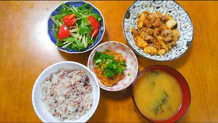 ７月８日　豚こまと長芋のサク照り炒め　水菜とトマトのサラダ　納豆　わかめときのこのお味噌汁|いもこ。さん