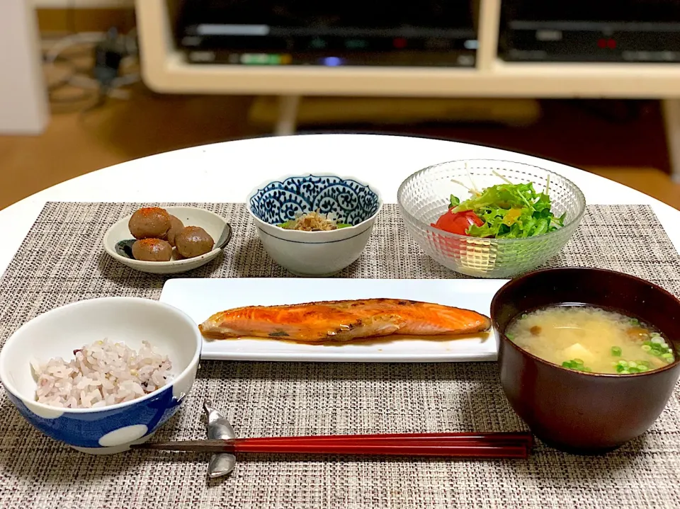 Snapdishの料理写真:晩ごはん。鮭のバター醤油焼き、なめこと豆腐の味噌汁、玉こんにゃく、ほうれん草のおひたし、野菜サラダ、雑穀ごはん。|yukiさん