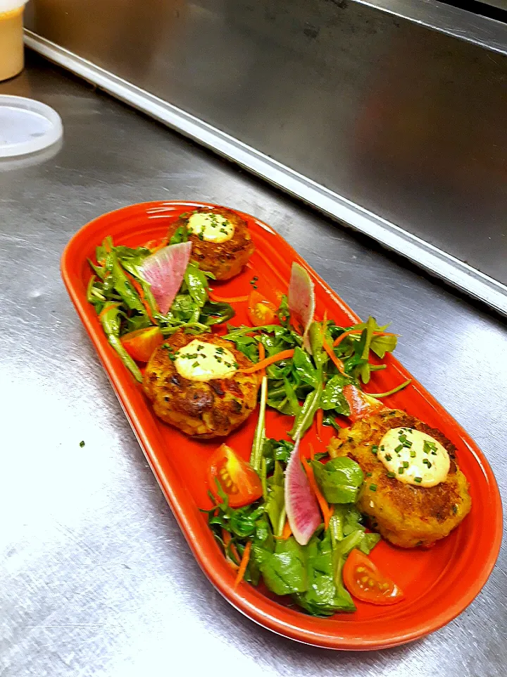 crab cakes,  with roasted red pepper aioli arugula,  watermelon beets , cherry Tomatoes, carrots , with a citrus white wine vinaigrette|Ernest McBallさん