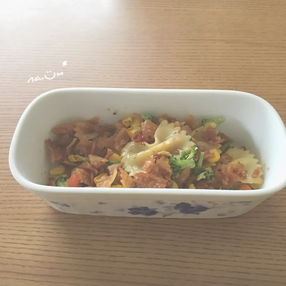 チェダーチーズのファルファーレ⑅*
揚げファルファーレ& mix vegetable🥕和え|な。さん