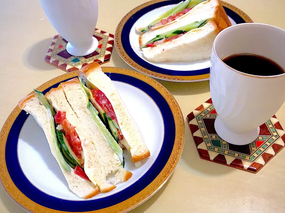 7／14朝食  #朝ごはん  #サンドイッチ 
•トマトときゅうり、チーズのサンドイッチ •コーヒー|おさんどんさん