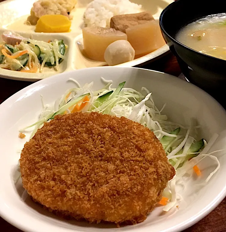 昼ごはん☀️☀️🔅
かぼちゃコロッケ  キャベツ  煮物  ポテサラなど|ぽんたさん