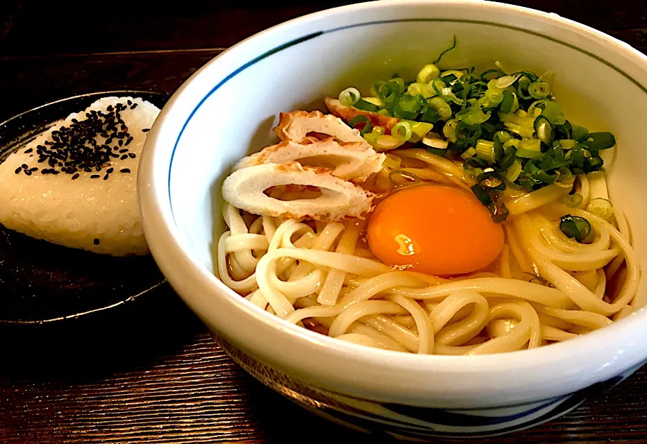 Snapdishの料理写真:釜玉ぶっかけうどん
(竹輪トッピング)
・コシヒカリおにぎり
・炭水化物定食？
 #麺好き男のランチ|mottomoさん