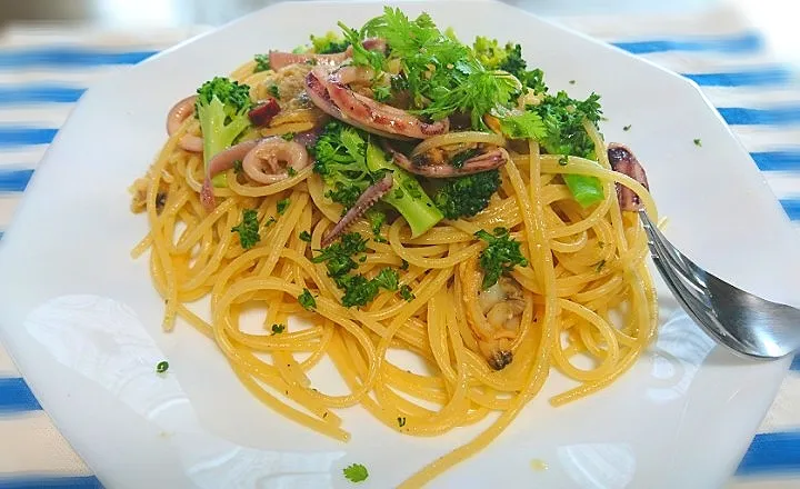 Snapdishの料理写真:昨日のバーニャカウダのソース
 残りから～の
 シーフードパスタ🍝|bisenさん