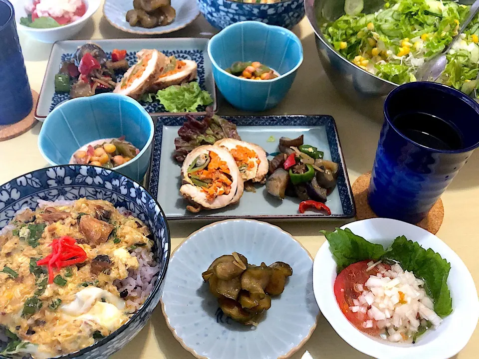 Snapdishの料理写真:7／14昼食  #昼ごはん 
•鯖缶とねぎの卵とじ丼 •ロールチキン/茄子炒め •モロッコインゲンとコーンのサラダ •胡瓜のQちゃん漬け •トマトのマリネ •セロリたっぷりの野菜サラダ|おさんどんさん