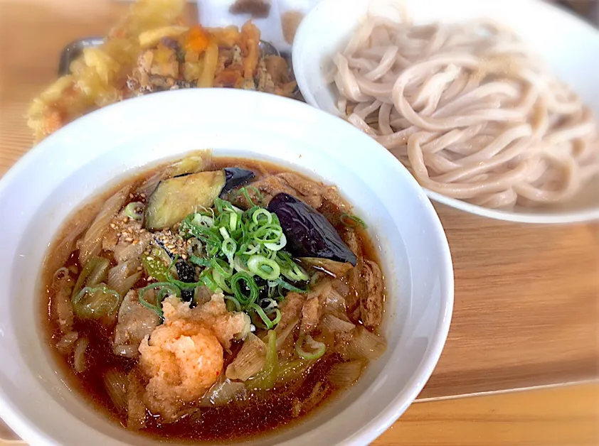 茄子肉汁うどん(大) & 季節野菜のかき揚げ、竹輪天|リフルシャッフルさん